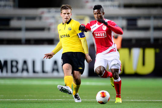 Elfsborgs Anders Svensson i kamp om bollen med Standard