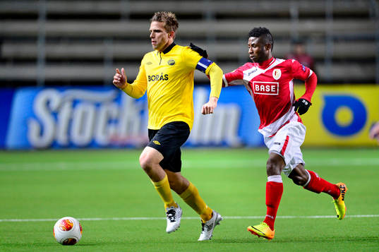 Elfsborgs Anders Svensson jagas av Standard Lieges Imoh