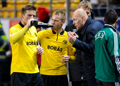 Elfsborgs tränare Klas Ingesson (h) pratar med Anders