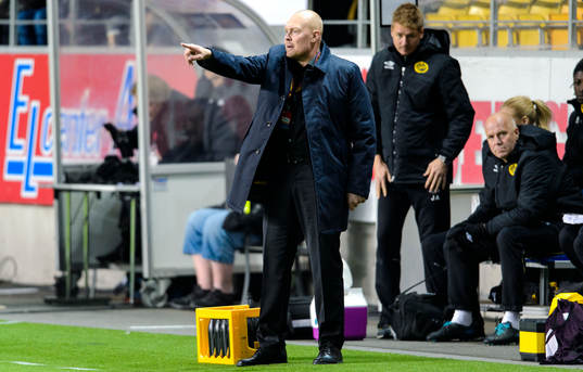 Elfsborgs tränare Klas Ingesson pekar ut mot planen