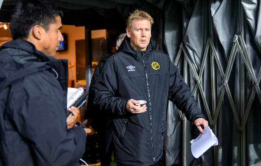 Elfsborgs assisterande tränare Peter Wettergren går in