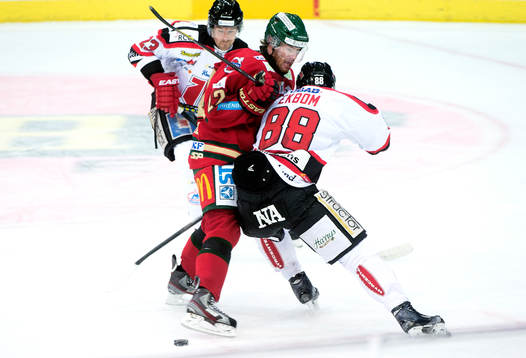 Frölundas Robin Figren försöker finta Örebros Viktor