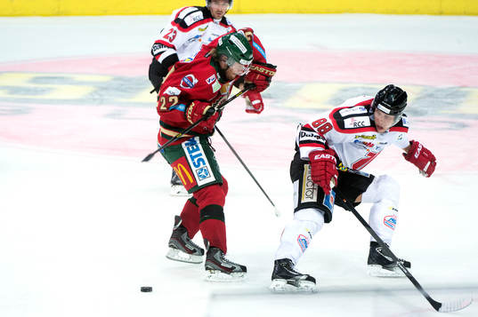 Frölundas Robin Figren försöker finta Örebros Viktor
