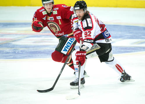 Örebros Robin Dahlstrøm tar sig Frölundas John Klingberg