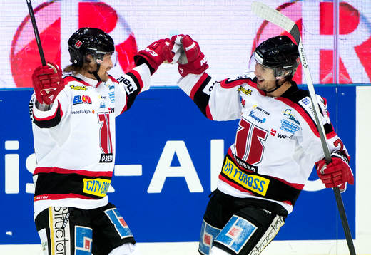 Örebros Tim Wallace jublar