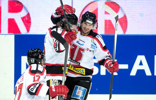 Örebros Tim Wallace jublar