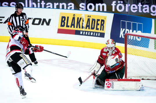 Frölundas målvakt Linus Fernström räddar en straff