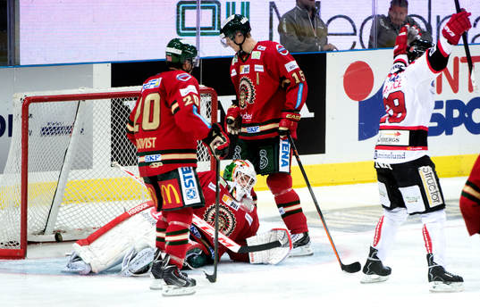 Frölundas målvakt Linus Fernström deppar