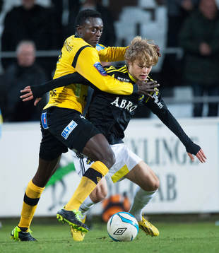 Mjällbys Gbenga Arokoyo trycker ner Sam Kundholm, AIK
