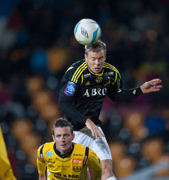 Per Karlsson, AIK, vinner nickduell med Mjällbys Kristian