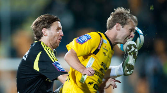 Nils-Eric Johansson, AIK, sparkar högt mot Mjällbys Craig