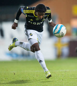 Kennedy Igboananike, AIK, stormar fram och gör 0-3 i