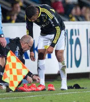 Nästan alla spelarna i AIK bytte skor i första halvlek,