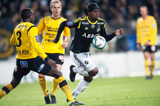 Mjällbys Gbenga Arokoyo försöker stoppa Martin Mutumba,
