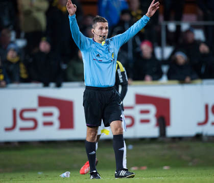 Domaren Bojan Pandzic blåser av fotbollsmatchen i