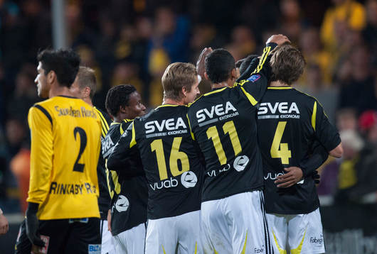 Henok Goitom, AIK, har gjort 0-2 och hela AIK jublar i