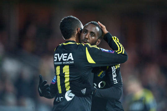 Nabil Bahoui, AIK, har gjort 0-1 och grattas av Henok