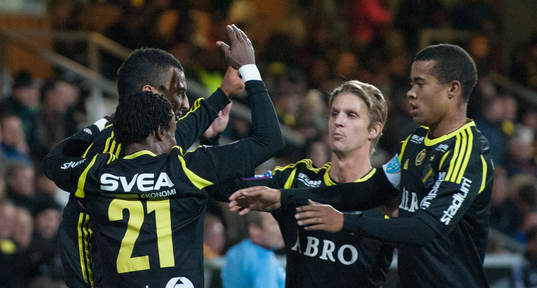 Nabil Bahoui, AIK, har gjort 0-1 och AIK jublar i