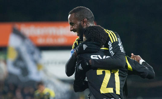 Kennedy Igboananike, AIK, har gjort 0-3 och grattas av
