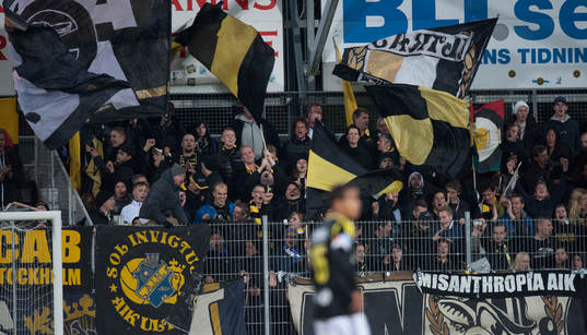 AIK-supporters på bortaläktaren