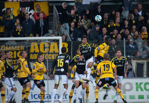 Mjällbys Gbenga Arokoyo och Celso Borges, AIK