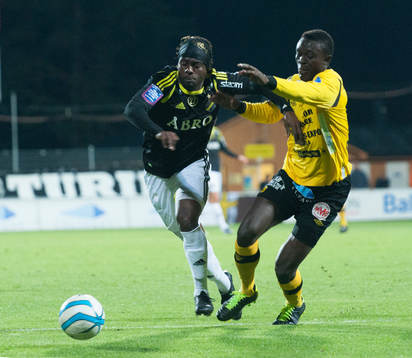 Mjällbys Gbenga Arokoyo försöker stoppa Martin Mutumba,