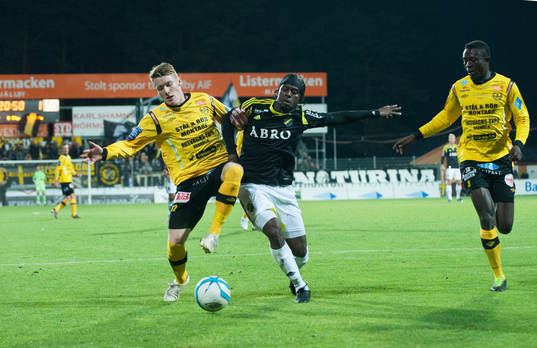 Mjällbys Viktor Agardius och Martin Mutumba, AIK