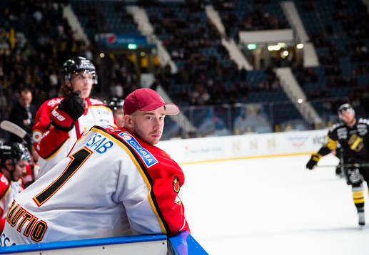 Luleås målvakt David Rautio får se matchen från bänken