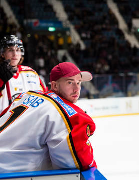 Luleås målvakt David Rautio får se matchen från bänken