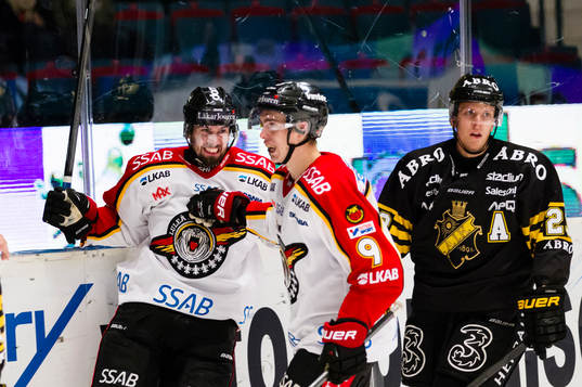 Luleås Niklas Olausson jublar med Johan Forsberg (h)