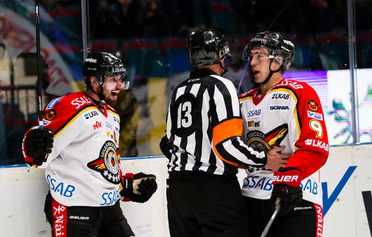 Luleås Niklas Olausson jublar med Johan Forsberg (h)