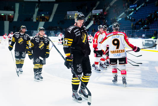s Fredrik Carlsson ser deppig ut när han kliver av isen