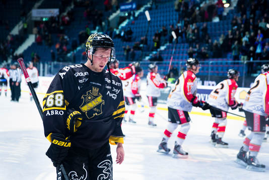 s Victor Ahlström ser deppig ut när han kliver av isen