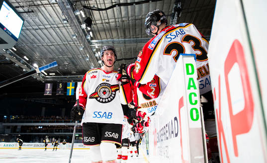 Luleås Johan Forsberg firar ett mål med att räcka ut