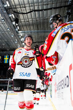 Luleås Johan Forsberg firar ett mål med att räcka ut