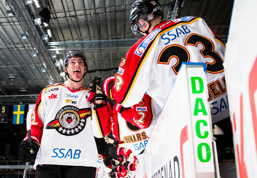 Luleås Johan Forsberg firar ett mål med att räcka ut