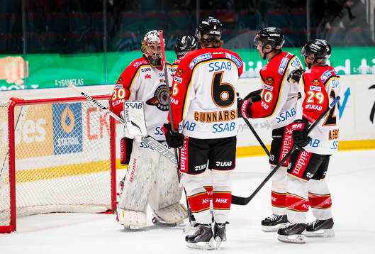 Luleås målvakt Daniel Bellissimo firar segern med