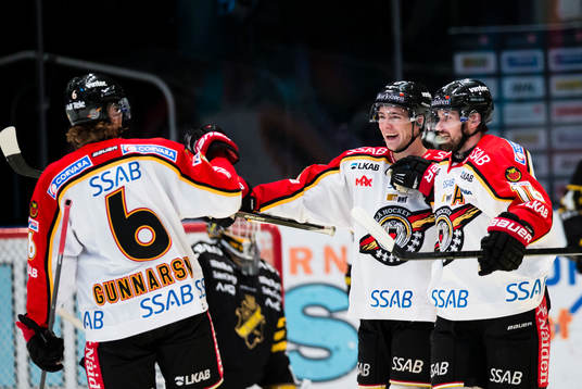 Luleås Niklas Olausson (h) gör 4-1 och firar med Johan