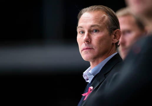 s tränare Rikard Franzén med rosa band