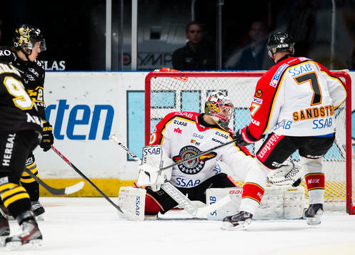 Luleås målvakt Daniel Bellissimo med en räddning