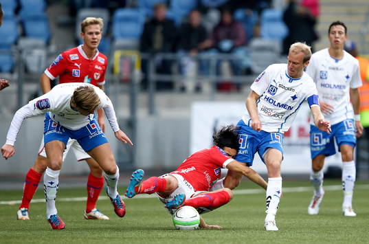 Kalmars Emin Nouri omkull med huvudet mot låret på