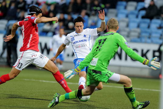 Norrköpings Martin Smedberg Dalence och Kalmars målvakt