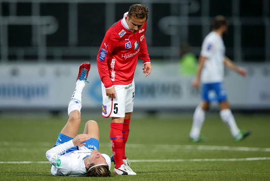 En liggande Norrköpings Christoffer Nyman och Kalmars