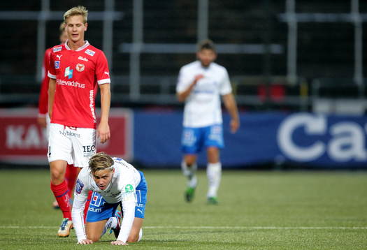 På knä Norrköpings Christoffer Nyman framför Kalmars