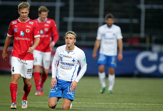 På knä Norrköpings Christoffer Nyman framför Kalmars