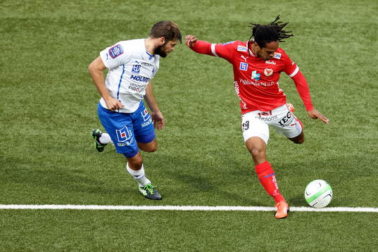 Kalmars Jonathan McDonald med bollen och Norrköpings