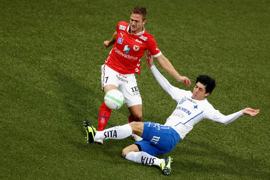 Målgöraren Mats Solheim i kamp om bollen med Norrköpings