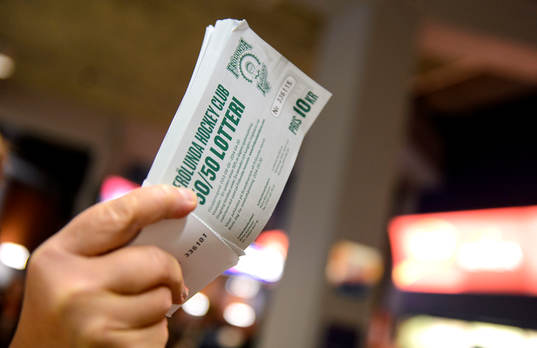 50/50-lotter säljs i periodpauserna