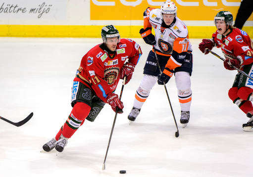 Frölundas Magnus Kahnberg med pucken, bakom honom jagar