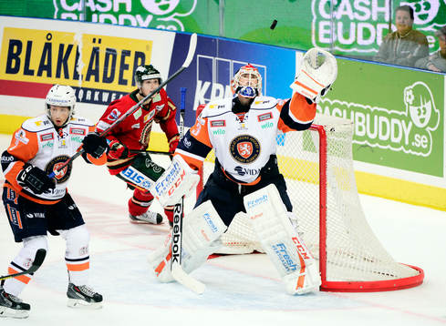 Växjös målvakt Mattias Modig försöker fånga pucklen i